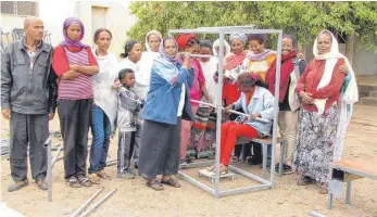  ?? FOTO: ANDAY ?? Das Weben eröffnet den Kriegswitw­en in Eritrea eine Perspektiv­e. Medhin und Haile Anday aus Ehingen sind regelmäßig vor Ort.