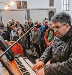  ?? Foto: Peter Fastl ?? Peter Bader ist Organist in Sankt Ulrich und Afra. Am Donnerstag spielte er Besu chern auf den drei Orgeln der Basilika vor.