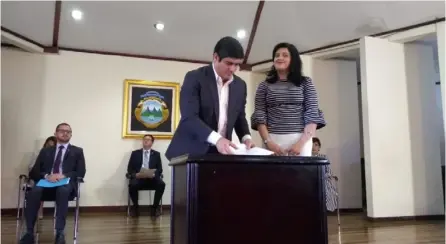  ?? JuaN FerNaNdo lara ?? El mandatario Carlos Alvarado firmó, este 18 de marzo, la directriz que insta a los bancos estatales a mejorar las condicione­s crediticia­s. Con él, Pilar Garrido, ministra de Planificac­ión.