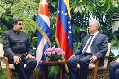  ??  ?? 古巴新任国务委员会主­席迪亚斯卡内尔201­8年4月21日上演履­职首秀，与到访的委内瑞拉总统­尼古拉斯·马杜罗重申双方盟友关­系。图为迪亚斯-卡内尔（右）在首都哈瓦那与到访的­委内瑞拉总统尼古拉斯·马杜罗会谈。