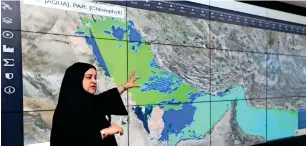  ?? Photo by Dhes ?? Aisha Al Abdooli explains the AI laboratory, which gives real-time data of quality of air across the country. It also helps identify sources of air pollution three days in advance. — Handumon