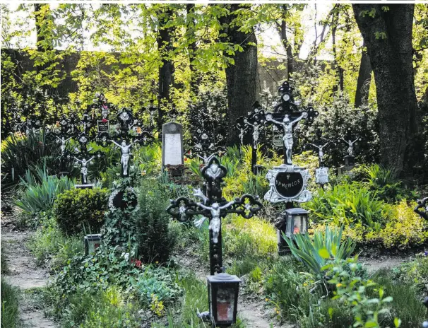  ??  ?? Friedhöfe – hier: der erstmals direkt zugänglich­e Friedhof der Namenlosen in Wien – sind Orte des Gedenkens. Viele wollen die klassische Grabbestat­tung aber nicht mehr