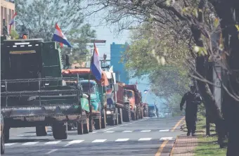  ??  ?? En Encarnació­n, con camiones se movilizaro­n diversos sectores en reclamo de atención del Gobierno.