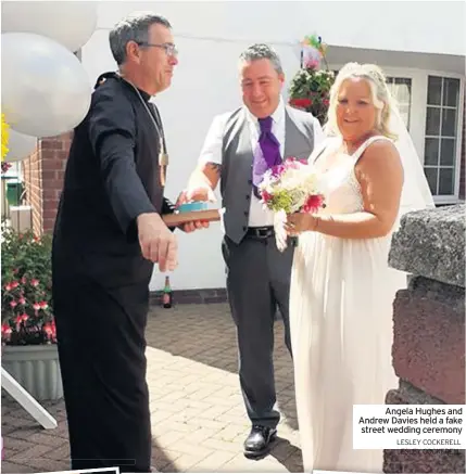  ?? LESLEY COCKERELL LESLEY COCKERELL ?? Angela Hughes and Andrew Davies held a fake street wedding ceremony