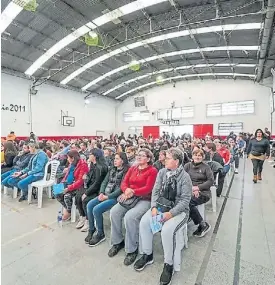  ?? ?? Vecinos. El acto se llevó a cabo en el club Independie­nte de Merlo.