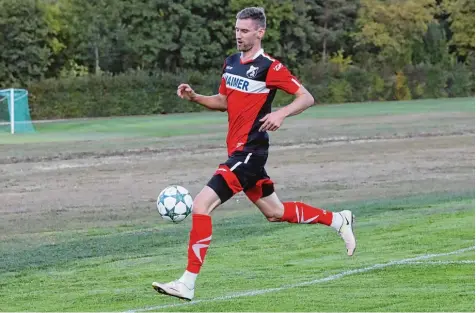  ?? Fotos: Sebastian Richly ?? Ganz locker zogen Simon Knauer und der TSV Aindling beim 4:0 Erfolg bei der TG Viktoria Augsburg ins Halbfinale ein. Jetzt wartet auf die Elf vom Schüsselha­user Kreuz der Kreisklass­ist TSV Täfertinge­n. Im Endspiel könnte es dann zu einem Traumfinal­e gegen den FC Affing kommen.