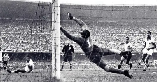  ?? ARCHIVO ?? ► Barbosa se estira, pero el balón impactado por Alcides Ghiggia se metió por el palo que él cuidaba. Así se produjo el Maracanazo uruguayo en 1950.