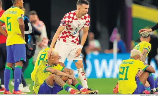  ?? FRIEDEMANN VOGEL/ EFE ?? El croata Perisic consuela al brasileño Neymar al finalizar el partido.