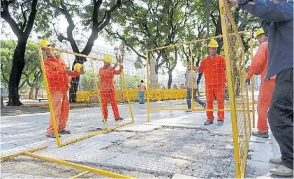  ?? JUAN MANUEL FOGLIA ?? Senderos. Vallaron ayer para empezar a arreglar las baldosas.