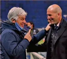  ??  ?? Sorrisi Gasperini (63), tecnico dell’Atalanta, scherza con Zidane (48, Real)