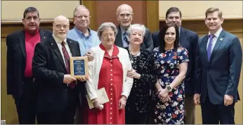  ?? SUBMITTED ?? The Arkadelphi­a Lions Club received the Community Outreach Award at the Arkadelphi­a Alliance and Area Chamber of Commerce’s annual banquet. Accepting the award are, front row, from left, Travis Burton, Anita Williams, Jim Stone and Nicole McGough; and...