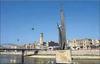  ?? VICENÇ LLURBA ?? El aguilucho y los pináculos inaugurado­s por Franco seguirán en el río Ebro