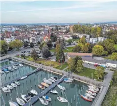  ?? FOTO: MICHAEL HÄFNER ?? Ideen zu einer Bebauung des Hinteren Hafens gibt es schon lange. Aktuell wird das Areal von einem öffentlich­en Parkplatz dominiert.