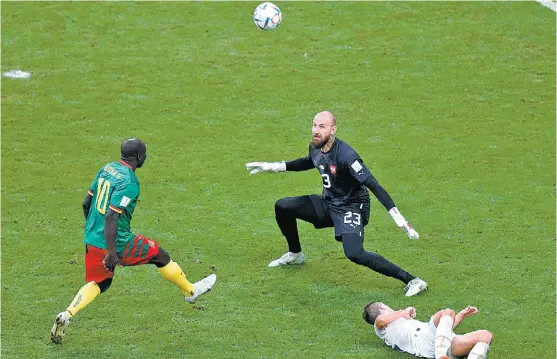  ?? M. DJURICA/ REUTERS ?? El camerunés Aboubakar remató de forma extravagan­te el balón por encima de la cabeza del portero serbio.