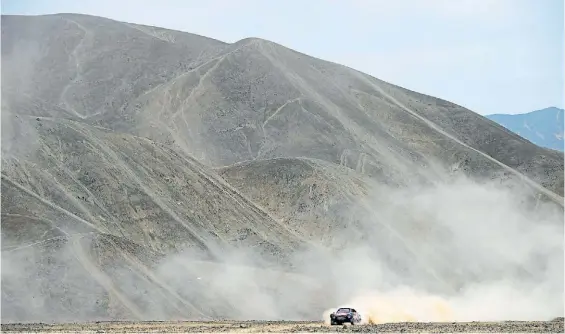  ?? AFP ?? Imponente. Carlos Sainz tuvo su bautismo en el Dakar en 2006. Con el Peugeot, el español reconoció los terrenos y la geografía peruanas.