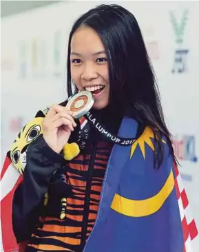  ?? PIC BY LUQMAN HAKIM ZUBIR ?? Carmen Lim celebrates after winning silver in the 100m freestyle S8 event yesterday.