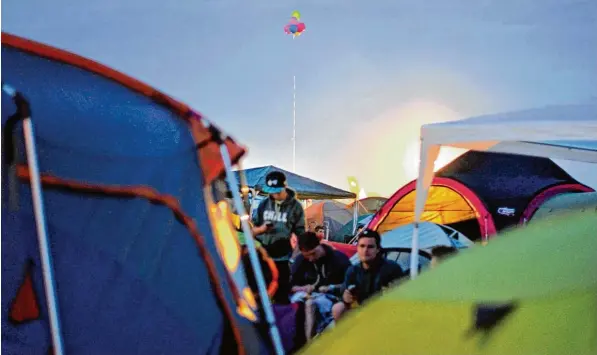  ?? Foto: Ole Spata/dpa ?? Der Zeltplatz ist ein wichtiger Teil der Festivals. Zwar ist die Bühne eigentlich der Mittelpunk­t der Veranstalt­ung, doch auch auf dem Zeltplatz verbringen Besucher viel Zeit.