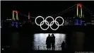  ??  ?? Los aros olímpicos en la Bahía de Tokio