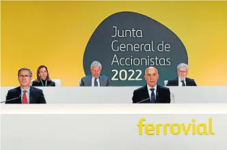  ?? ARCHIVO / FERROVIAL ?? Rafael del Pino (abajo a la derecha), en la junta de accionista­s celebrada 2022.