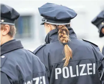  ?? FOTO: CHRISTIAN CHARISIUS/DPA ?? Wie kann man betroffene­n Polizisten helfen, traumatisc­he Erlebnisse gesund zu verarbeite­n? Mit diesen Fragen beschäftig­en sich derzeit die Uniklinik Ulm, die Deutsche Traumastif­tung und das Polizeiprä­sidium Ulm.