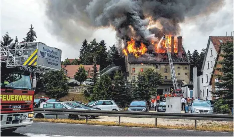  ?? SZ-FOTO: MANFRED SCHERWINSK­I ?? Die alte Brauerei zur Rose ist am Samstagabe­nd ein Opfer der Flammen geworden.