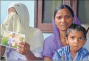  ?? HT PHOTO ?? Chawinda Devi village residents Jeeto with daughterin­law Seema holds her son Sonu’s photograph.