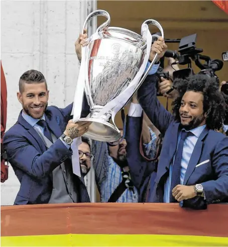  ?? BILD: SN/APA/AFP/OSCAR DEL POZO ?? Real-Kapitän Sergio Ramos und Marcelo wurden im Zentrum von Madrid frenetisch gefeiert.