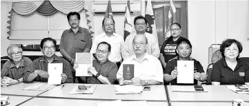  ??  ?? Gabungan Sabah leaders showing the Sabah Constituti­on, the 2016 amendment to Section 14(2) of the Constituti­on, Hansard record of the assembly proceeding­s and the gazette of the TYT's assent to the amendment.