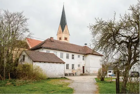  ?? Foto: Julian Leitenstor­fer ?? Bis ins Jahr 2020 soll der Umbau und die Sanierung der Alten Schule im Dorfzentru­m von Hofstetten abgeschlos­sen sein. Rund 1,5 Millionen Euro an Ausgaben sind dafür ge plant. Heuer muss die Gemeinde 350000 Euro ausgeben.