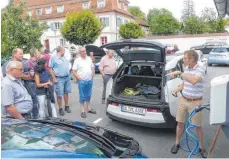  ?? SZ-FOTO: KHB ?? Der Andrang bei der E-Tankstelle beim Tag der E-Mobilität in Obermarcht­al war groß.