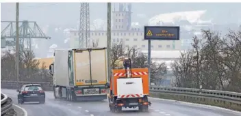  ?? FOTO: HEIKO BECKER/DPA ?? Auf der B 27 bei Würzburg weisen Schilder auf die Gefahr durch Schnee und Glatteis hin. Vielerorts kam es wegen des Wetters am Mittwoch zu Unfällen.