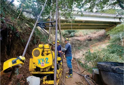  ?? FOTO DONALDO ZULUAGA ?? Diferentes tareas adelantan los obreros que se observan en la vía a San Jerónimo. Aproximada­mente 750 personas emplean el concesiona­rio Devimar y el consorcio constructo­r.