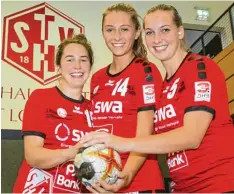 ?? Foto: Anette Zoepf ?? Anna Lena Keßler, Chiara Joerss und Sabrina Smotzek (von links) betreten mit dem TSV Haunstette­n in der dritten Liga Neuland.
