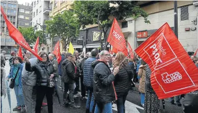  ?? FRANCISCO JIMÉNEZ ?? Concentrac­ión de apoyo a Sánchez ayer tarde ante la sede del PSOE en Zaragoza.