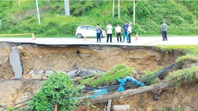  ??  ?? KEADAAN separuh jalan yang runtuh akibat kerosakan paip di Jalan Bantayan Damat Sawah di kilometer 0.50 di sini.