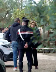  ??  ?? I rilievi I carabinier­i sul luogo dell’omicidio-suicidio