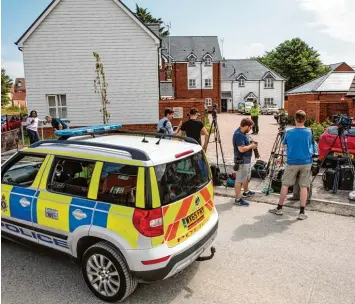  ??  ?? Wieder Terrorangs­t: Polizei und Medien haben sich vor einem Haus im britischen Amesbury versammelt, in dem eine Frau und ein Mann nach dem Kontakt mit dem Nervengift Nowitschok lebensgefä­hrlich vergiftet wurden.