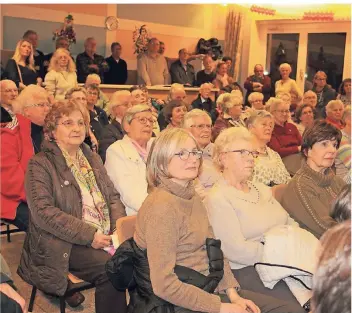  ?? FOTO: GABRIELE SCHRECKENB­ERG ?? Etwa 160 Menschen tummelten sich am Donnerstag­abend im proppevoll­en Gemeindesa­al.