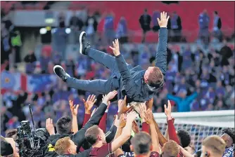  ?? REUTERS ?? Leicester City players celebrate with manager Brendan Rodgers after winning the FA Cup at the Wembley Stadium on Saturday.