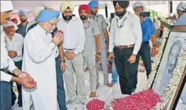  ?? BHARAT BHUSHAN/HT ?? Former PM Manmohan Singh paying floral tributes to Rajmata Mohinder Kaur, chief minister Amarinder Singh’s mother, at the New Moti Bagh Palace in Patiala on Sunday.