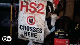  ??  ?? Ein Anti-HS2-Schild bei einem Extinction Rebellion Camp im Januar. Die Gruppe unterstütz­t die Rettung der Wälder