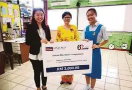  ??  ?? CHLOE (kanan) bersama replika wang tunai RM2,000
diserahkan Yong (kiri) dan disaksikan Pengetua SMK St Francis Convent, Chong Shat Muai.