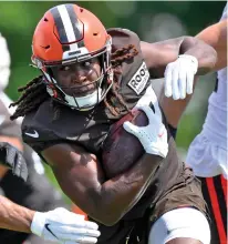  ?? DAVID RICHARD/ASSOCIATED PRESS ?? Browns running back Kareem Hunt runs with the ball during training camp Wednesday in Berea, Ohio.