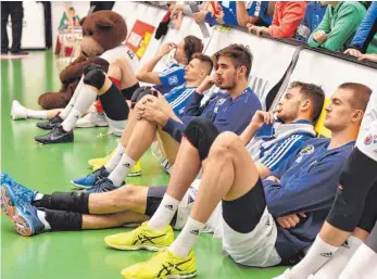  ?? FOTO: DPA ?? Wenn sogar das Maskottche­n traurig ist. Bärti (ganz li.) und die Spieler des VfB Friedrichs­hafen nach der Niederlage gegen Berlin im entscheide­nden Spiel um die deutsche Volleyball­meistersch­aft.