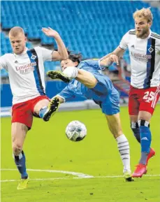  ?? FOTO: HOLSTEINOF­FICE.DE/POOLFOTO ?? Am Ende wurde die HSV-Abwehr – links Rick van Drongelen – wieder einmal überrascht, diesmal vom Kieler Lee.