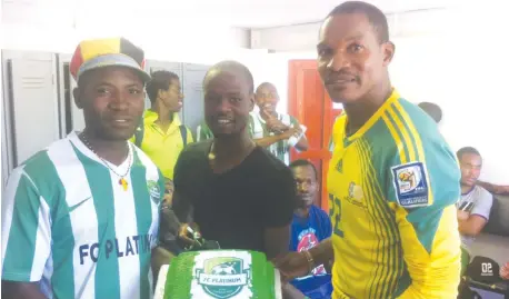  ??  ?? PURE PLATINUM EXPECTATIO­NS ... FC Platinum defender Gift Bello (centre) and his coach Norman Mapeza are in bullish mood ahead of their final showdown against Chapungu at Ascot tomorrow