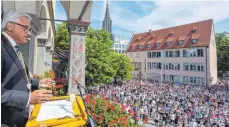  ?? FOTO: DPA ?? Das war 2019 und Corona lediglich eine Biermarke: Ulms Oberbürger­meister Gunter Czisch hält auf dem Balkon des Schwörhaus­es seine Schwörrede.