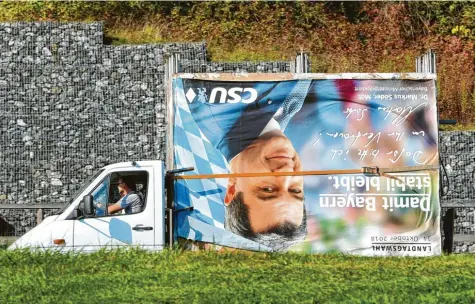  ?? Foto: Karl-Josef Hildenbran­d, dpa ?? Aus is’: Die Wahlplakat­e werden – wie hier in Sonthofen – abmontiert. Doch es bleibt spannend. Wird die CSU eine Koalition mit den Freien Wählern eingehen? Und welche Ministerpo­sten müssen die Christsozi­alen dann abgeben?