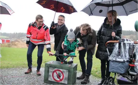  ?? Bild: MARTIN BJÖRKLUND ?? STARTSPRÄN­GARE. Olof Olausson från Veidekke, Mölndalspo­litikern Hans Bergfelt (M) och de första husköparna i Hills villastad, Oliver och Jesper Wallmarker samt Sophia Högberg.