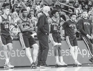  ?? William Luther / Staff photograph­er ?? Spurs coach Gregg Popovich, center, currently is utilizing several players who ideally would be gaining experience in the G League because of an outbreak of COVID-19 that has sidelined many regulars.